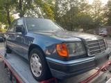 Mercedes-Benz Auto Mercedes Benz E220 Oldtimer - Mercedes-Benz E 220 mit Benzin-Antrieb: Limousine