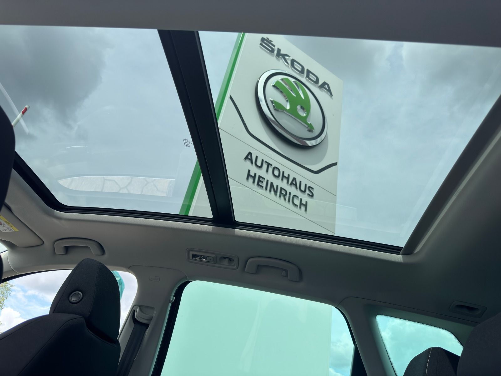 Fahrzeugabbildung SKODA Karoq Clever 4x4 TDI DSG*AHK*StHz**Pano*eHeck