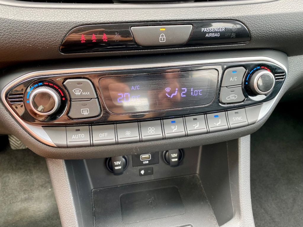 Fahrzeugabbildung Hyundai i30 1.0 AAC SHZ ALLWETTER ALU CARPLAY KAMERA