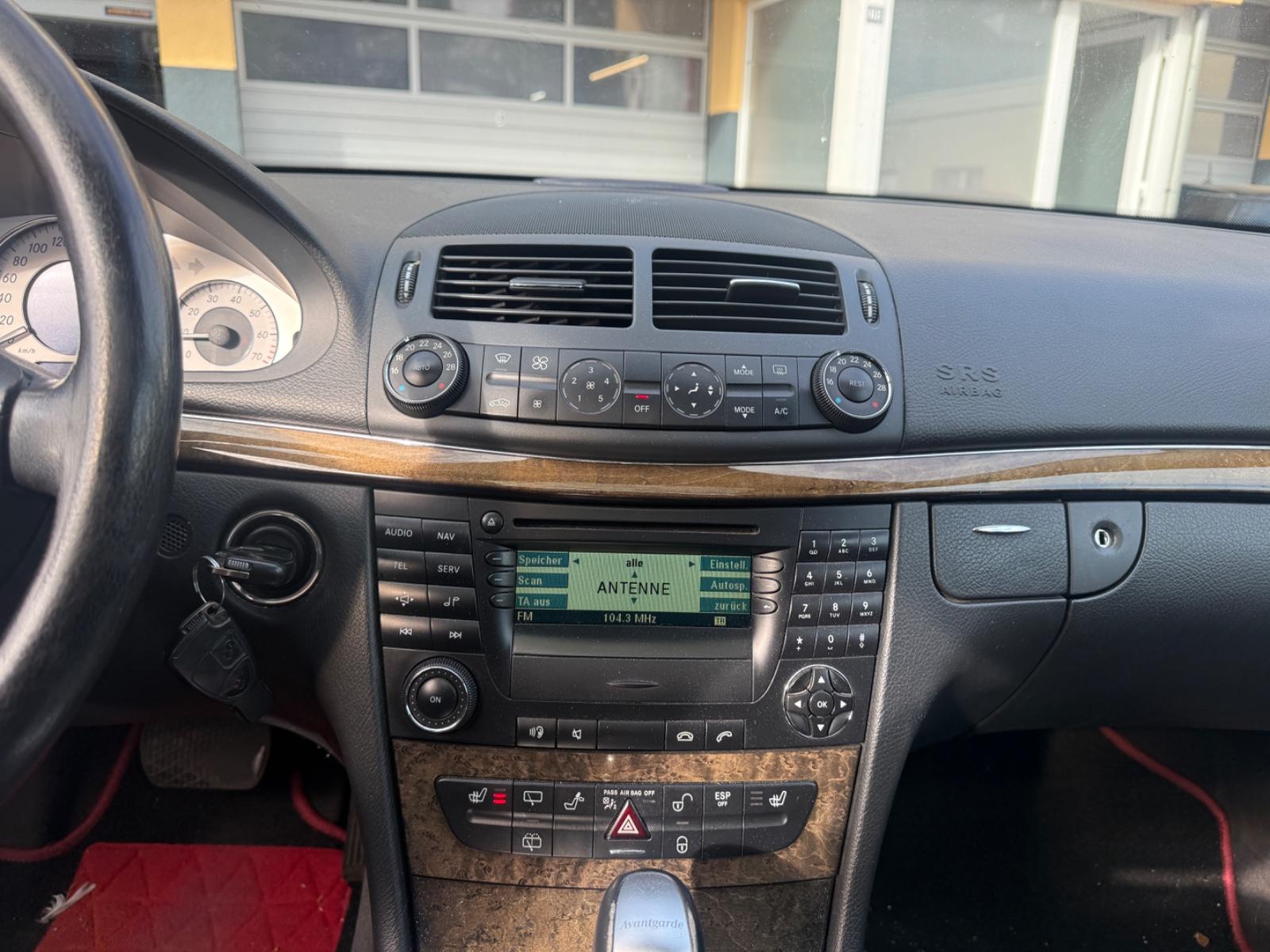 Mercedes-Benz E200 2005 — photo 17