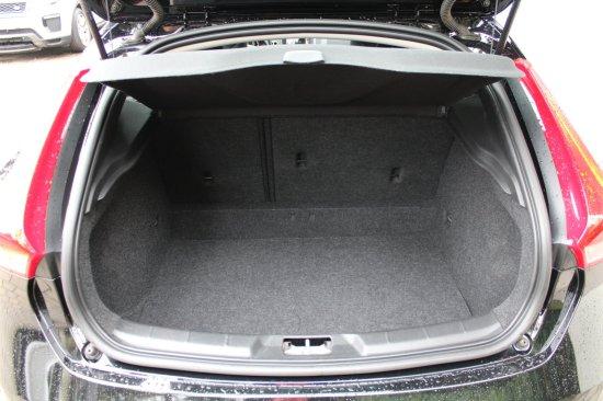 Volvo V40 T2 Momentum  LED Navigation Klimaautomatik P