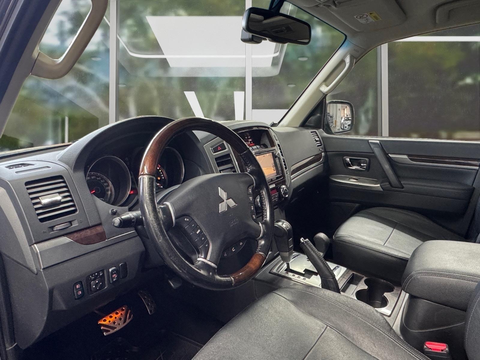 Mitsubishi Pajero 3.2 DI-D 200 ch BVA 4x4 / 7 places / Toit ouvrant / Cuir / Caméra de recul