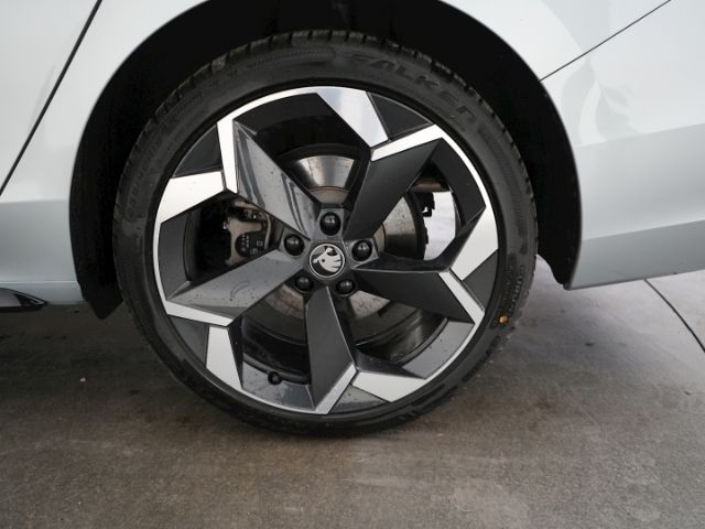 Superb COMBI SPORTLINE iV DSG+AHK+NAVI+SITZ-/LEN