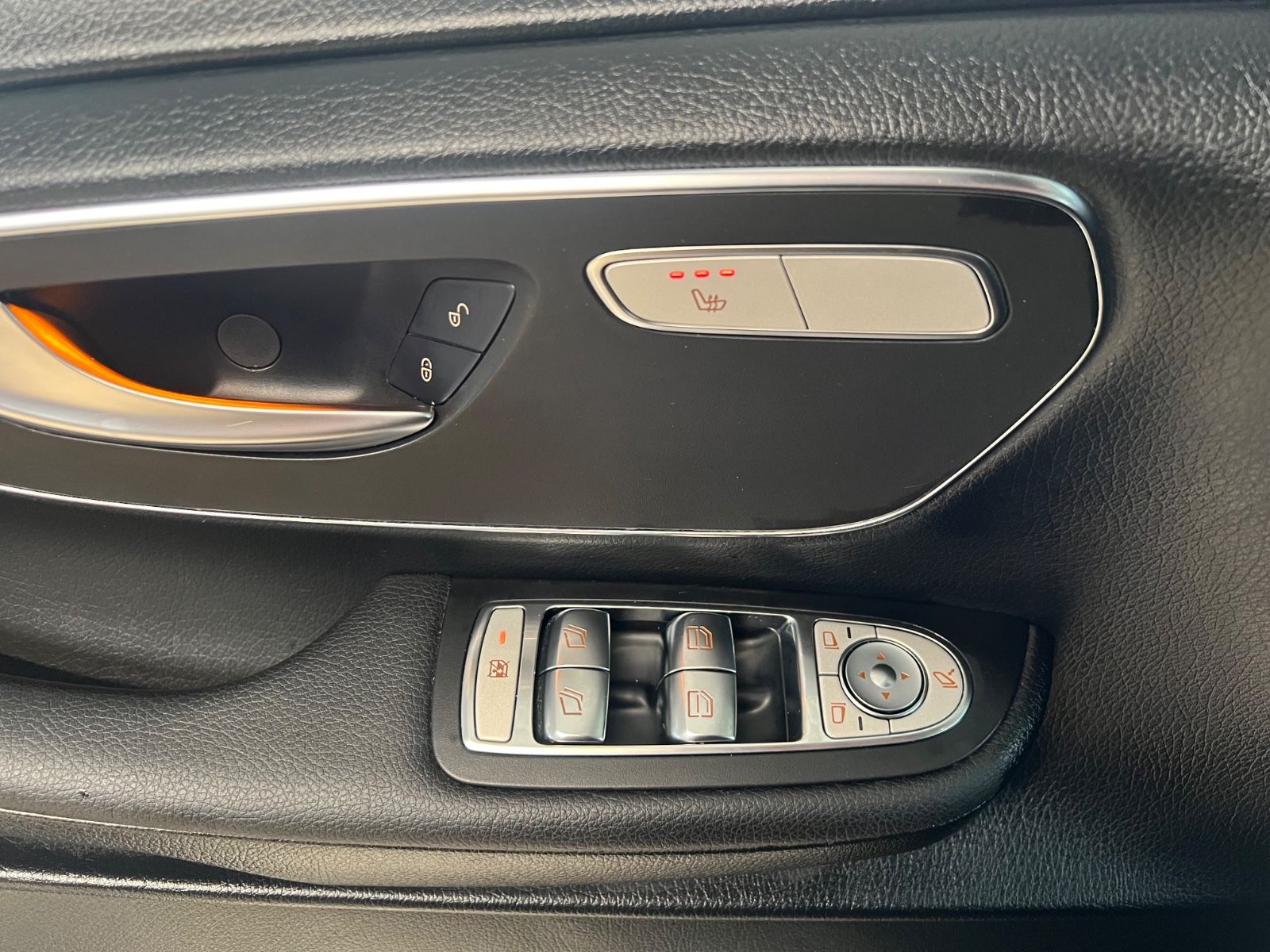 Fahrzeugabbildung Mercedes-Benz V 250 d EDITION AMG LINE kompakt *7.SITZER*