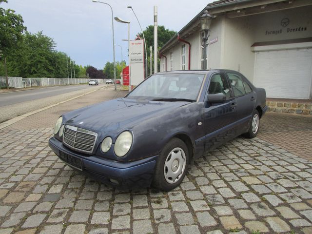 Mercedes-Benz E 200 *Tempomat*Einparkhilfe*AHK*