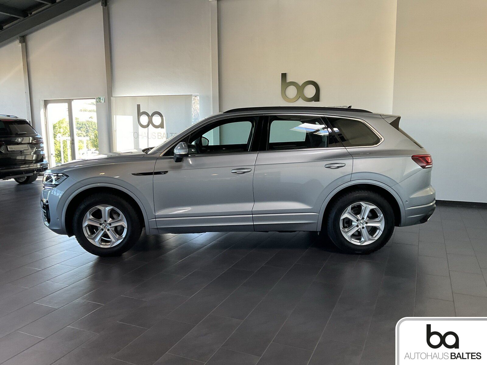 Volkswagen Touareg 3.0 V6 TDI R-Line 4Motion 360° ACC Pano foto 3
