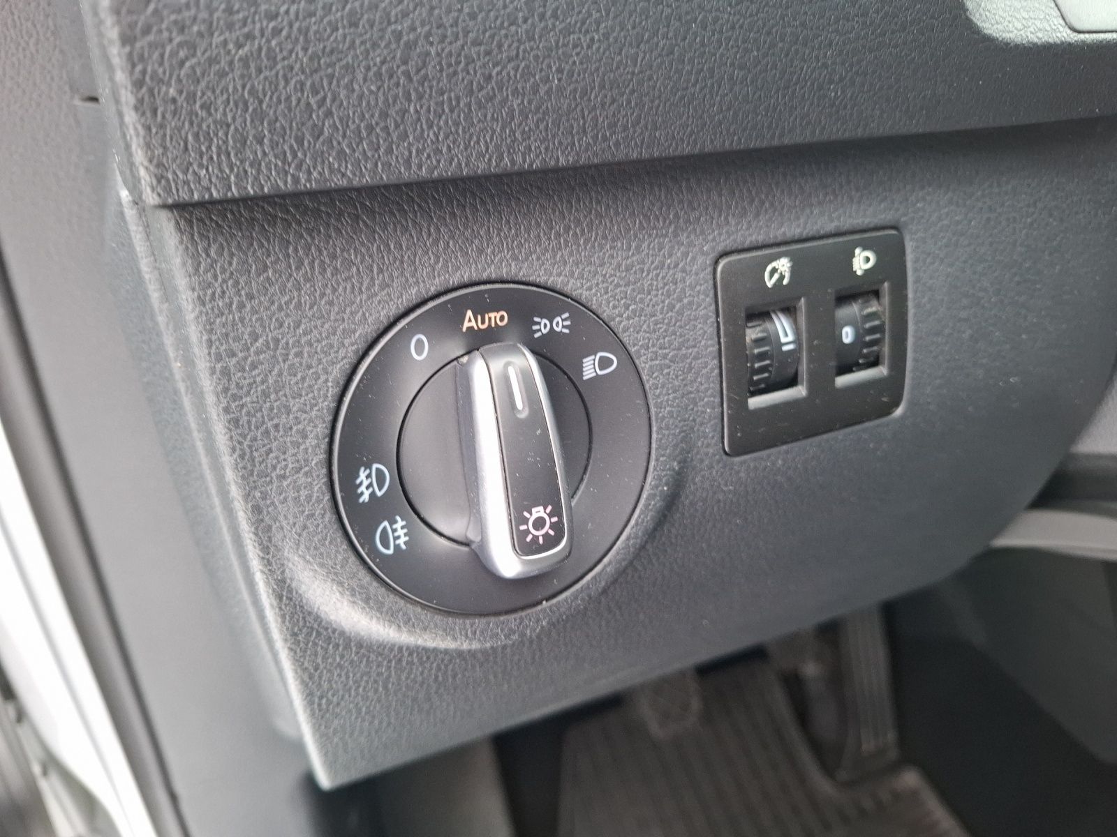 Fahrzeugabbildung Volkswagen Caddy TDI Comfortline Navi APP GRA PDC SHZ Clima
