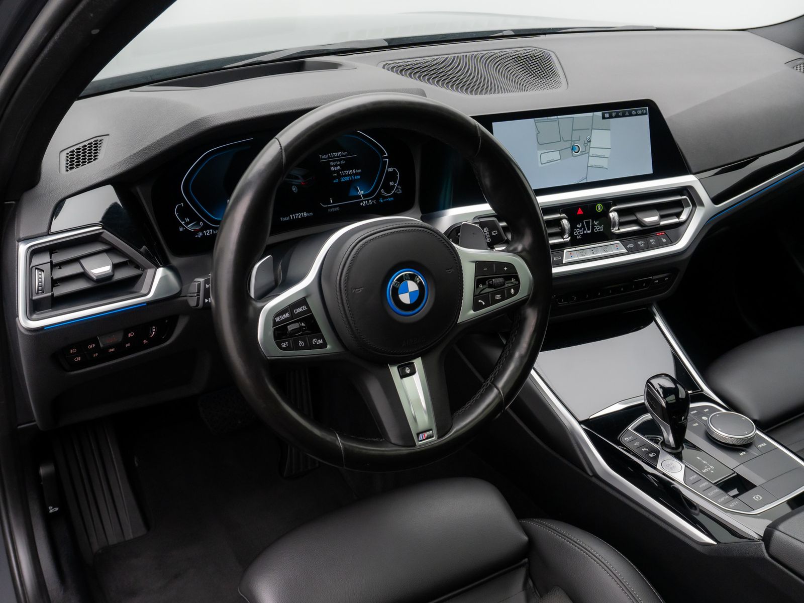 Fahrzeugabbildung BMW 330e SAG Laser 360°DAB HUD Komfort AHK Sport 18"