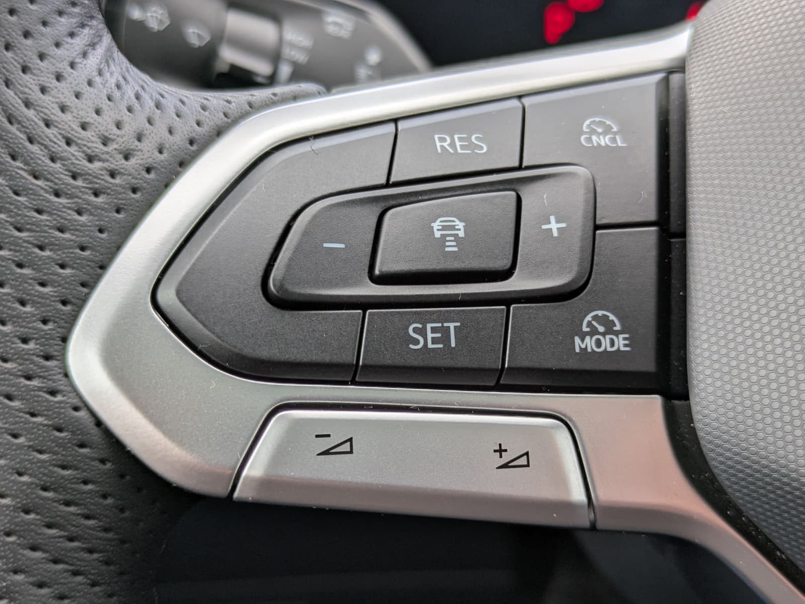 Fahrzeugabbildung Volkswagen Tiguan 2.0 TDI 4M R-Line PANO*H&K*AHK*MATRIX*20"