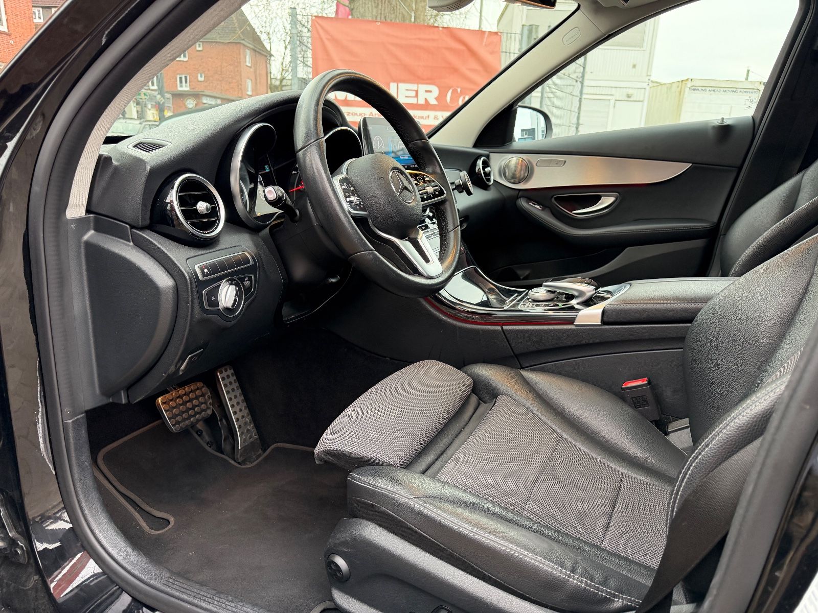 Fahrzeugabbildung Mercedes-Benz C 180 AMG*LED*SCHIEBEDACH*ALCANT*BURMESTER*KAMER