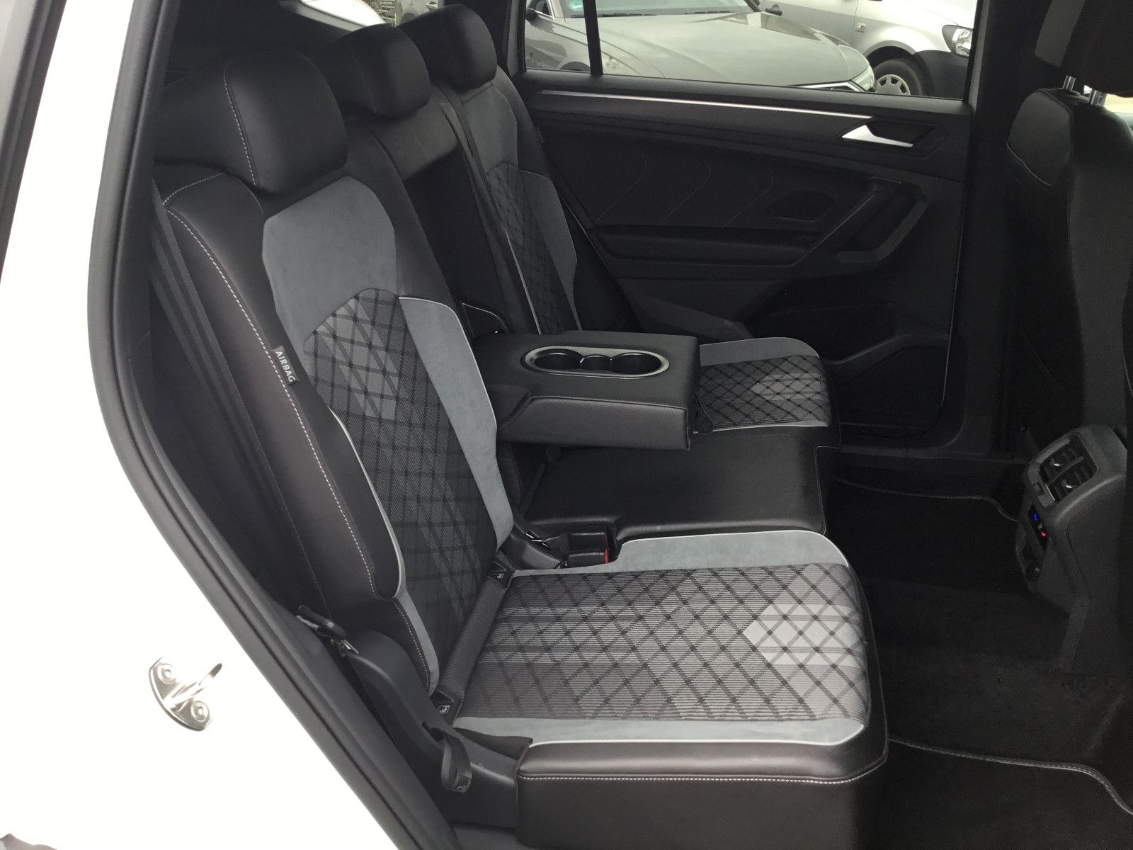 Fahrzeugabbildung Volkswagen Tiguan Allspace 2.0 TDI DSG 4M R-Line+AHK+20"