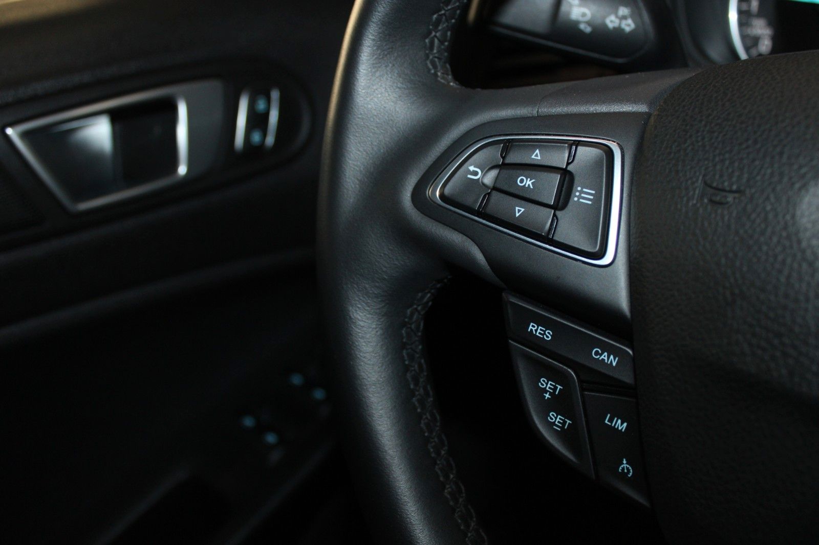 Fahrzeugabbildung Ford EcoSport Titanium LED WinterPaket DAB Teilleder