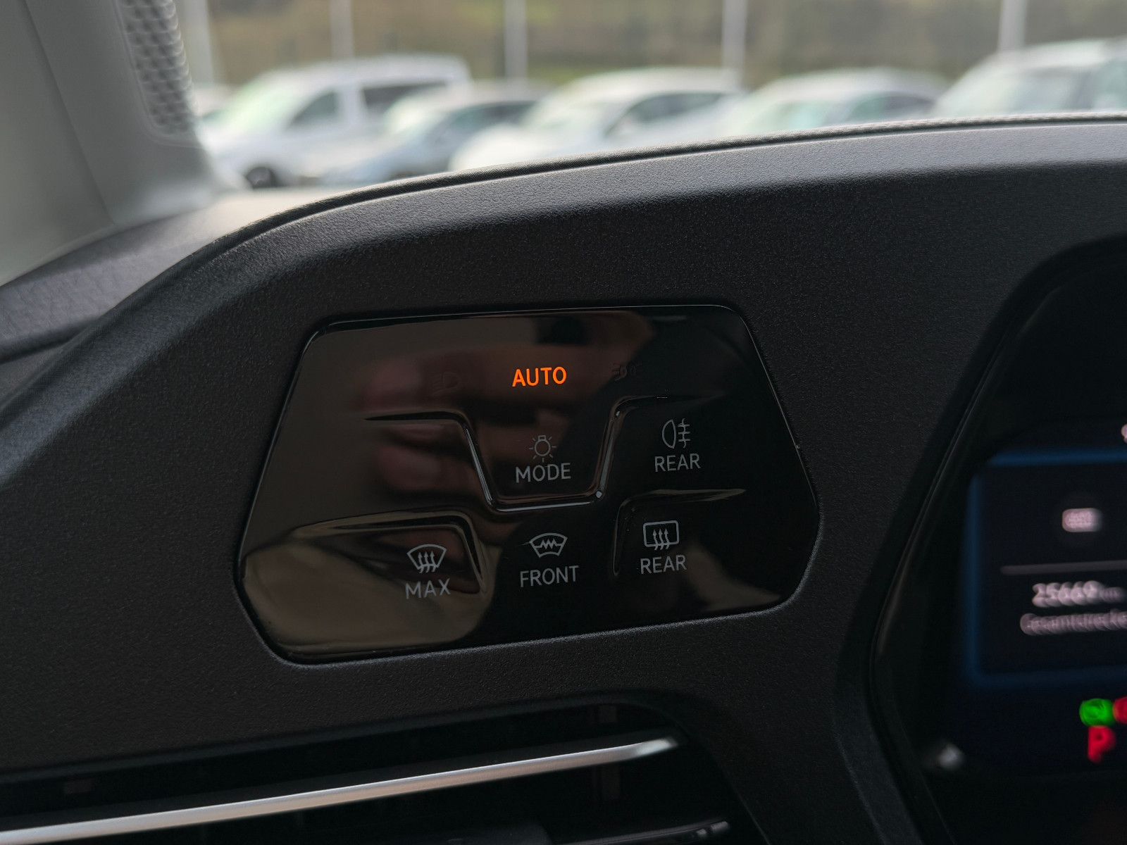 Fahrzeugabbildung Volkswagen Caddy Life TDI DSG DAB GRA Navi SHZ PDC Vorb.AHK