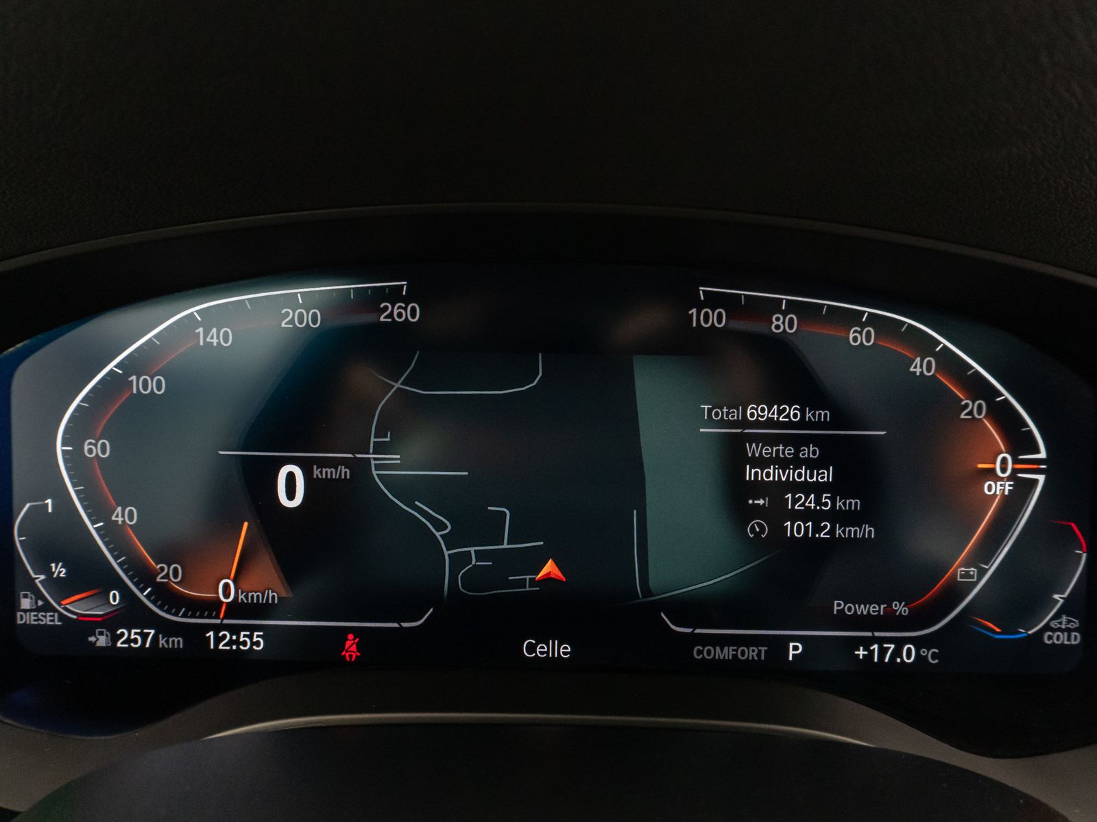 Fahrzeugabbildung BMW 530d Panorama Kamera HUD DAB Alarm AHK Sport