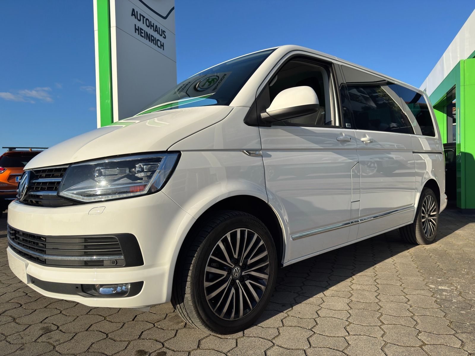 Fahrzeugabbildung Volkswagen T6 Multivan GenSix*AHK*RFK*LED*StHz*SideAss*ACC