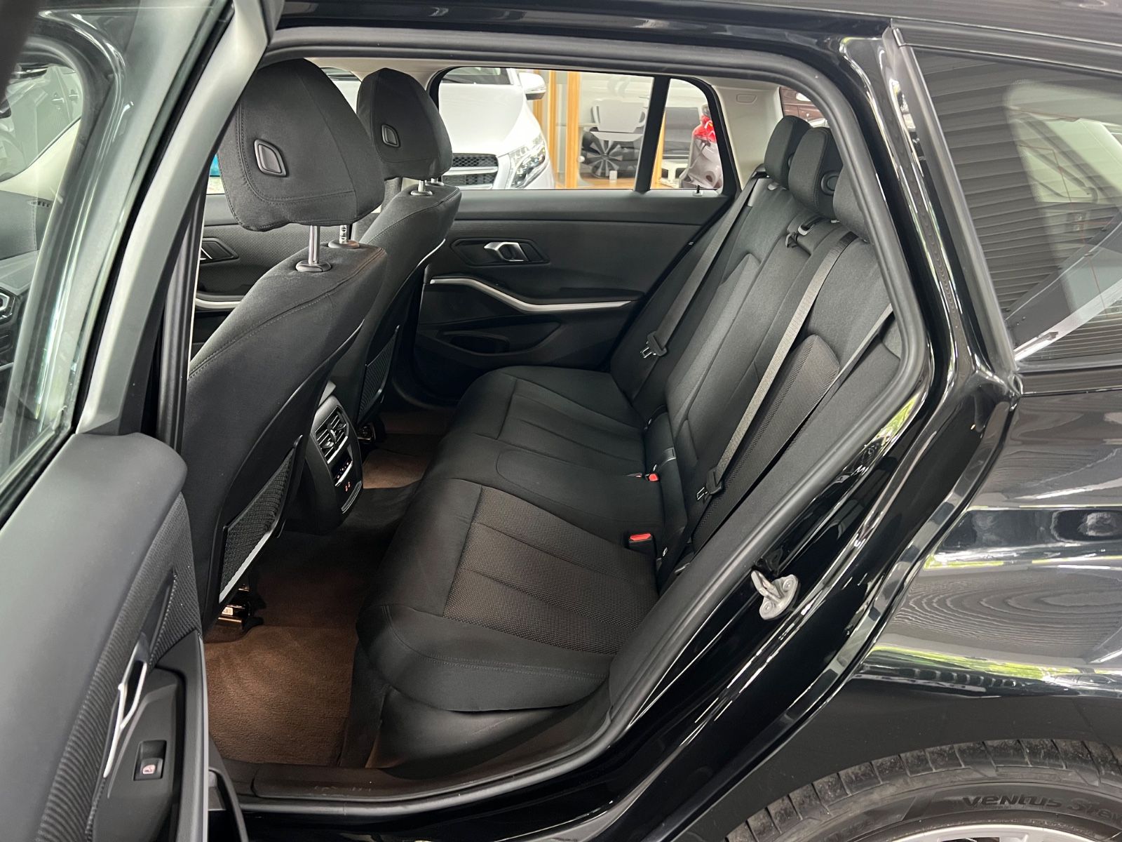 BMW 318d Touring Facelift+Keyless+Hifi+KurvenDISPLAY foto 23