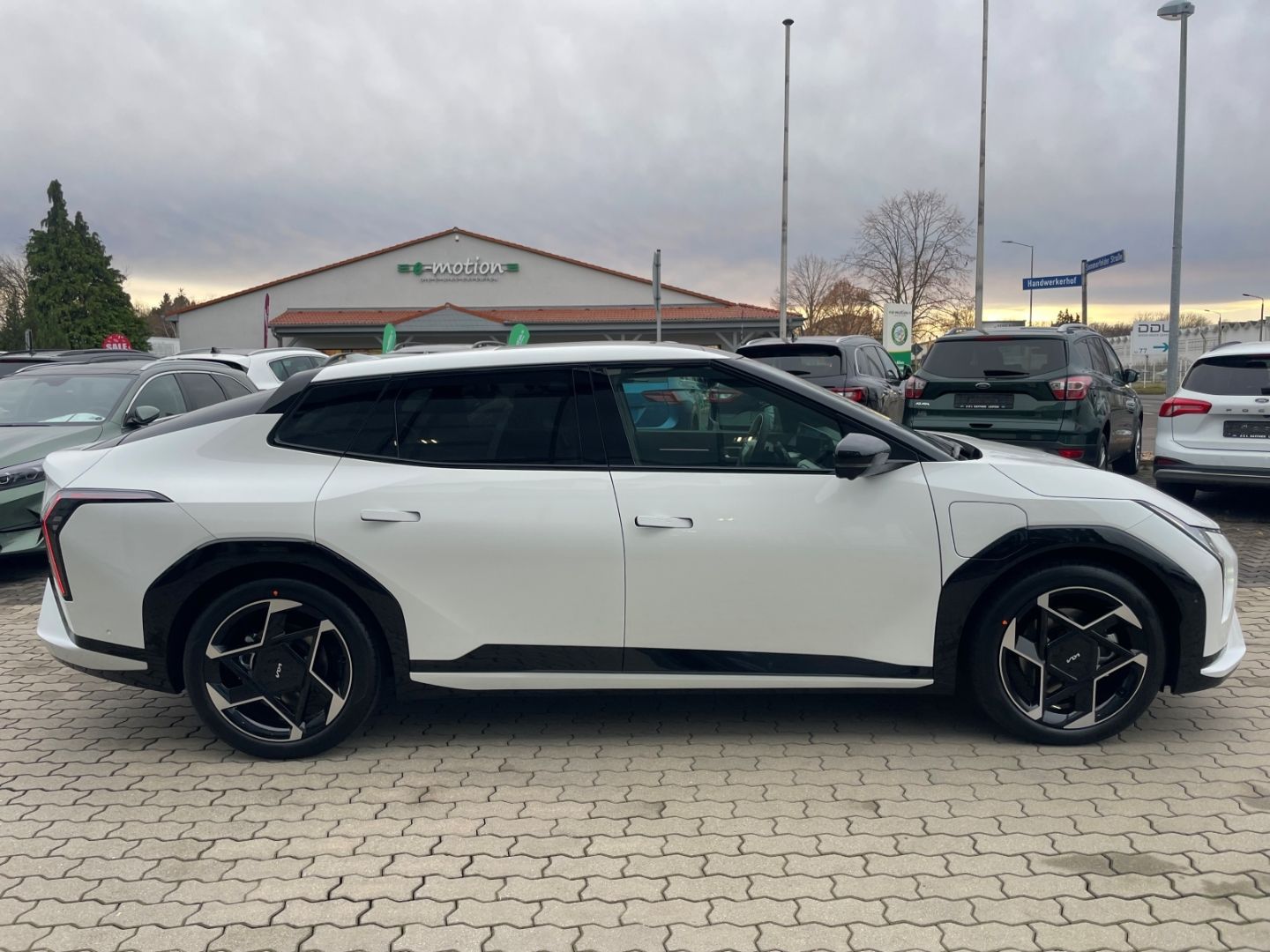 Fahrzeugabbildung Kia EV4 Fastback Kamera Schiebedach Sitzbelüftung