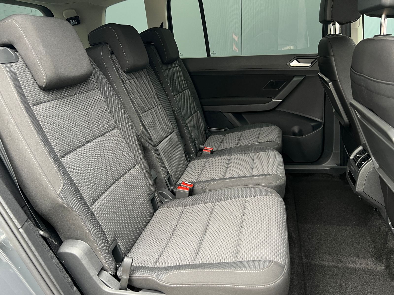 Fahrzeugabbildung Volkswagen Touran Comfortline 1.5 TSI DSG *LED, AHK, 7 Sitz