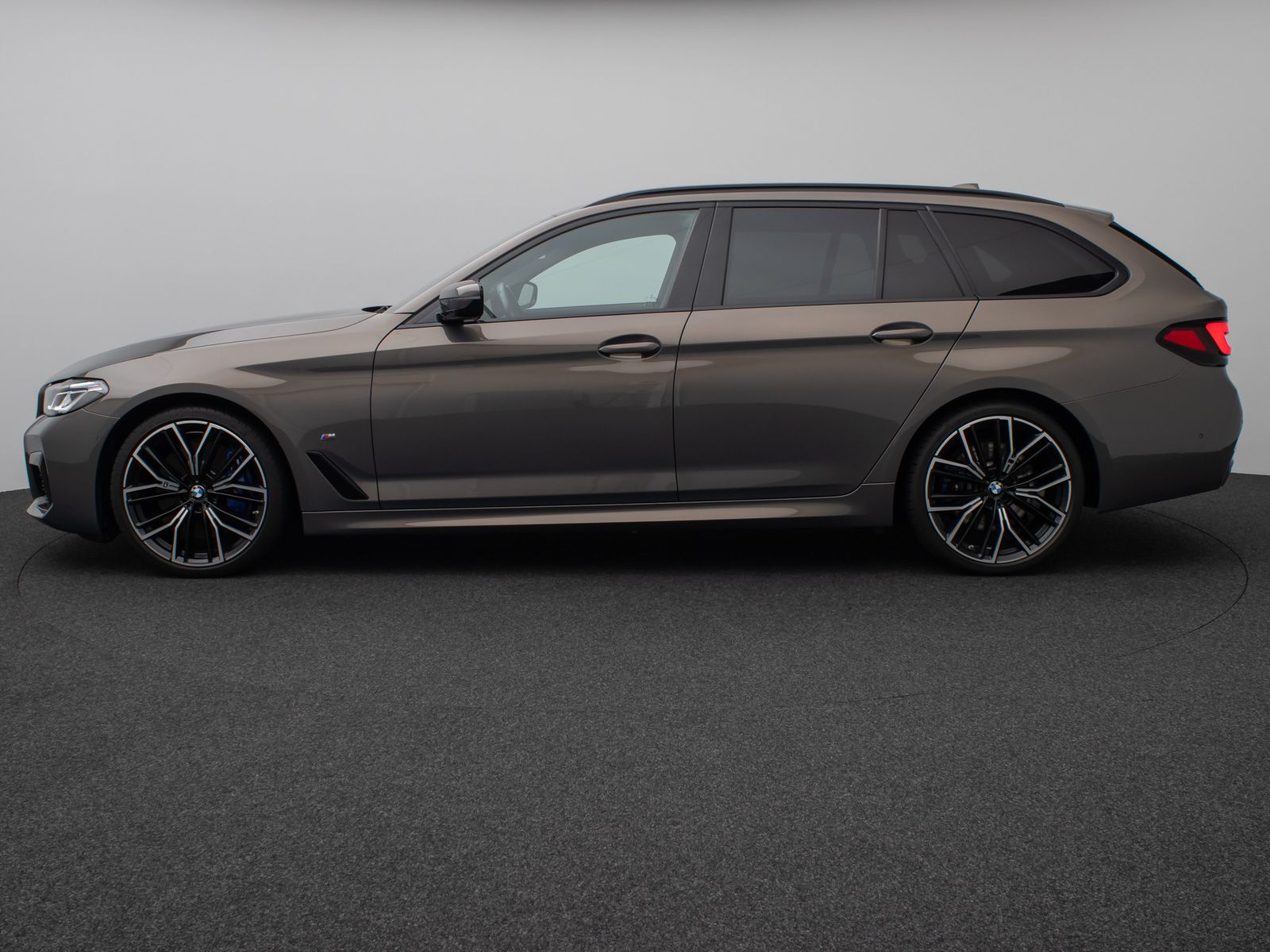 Fahrzeugabbildung BMW 530d xD M Sport Individual Panorama HUD 20Zoll