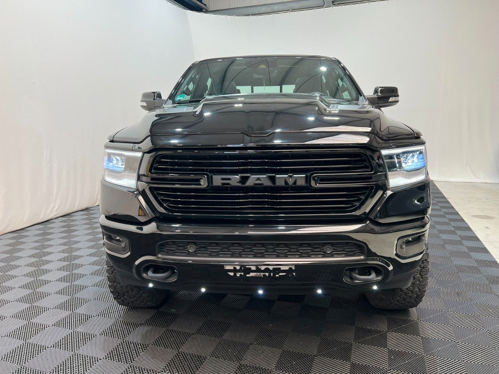 Fahrzeugabbildung Dodge RAM 1500 Laramie Night Crew Cab 4x4 *RTR Umbau*
