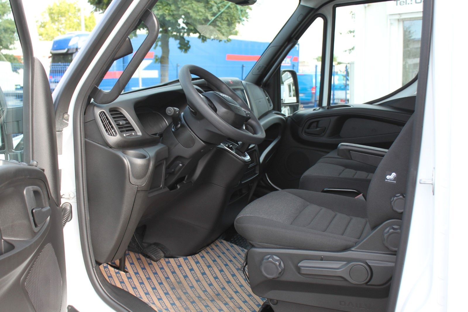 Fahrzeugabbildung Iveco Daily Kasten 35S16 Holzboden/Verkleidung/Airline