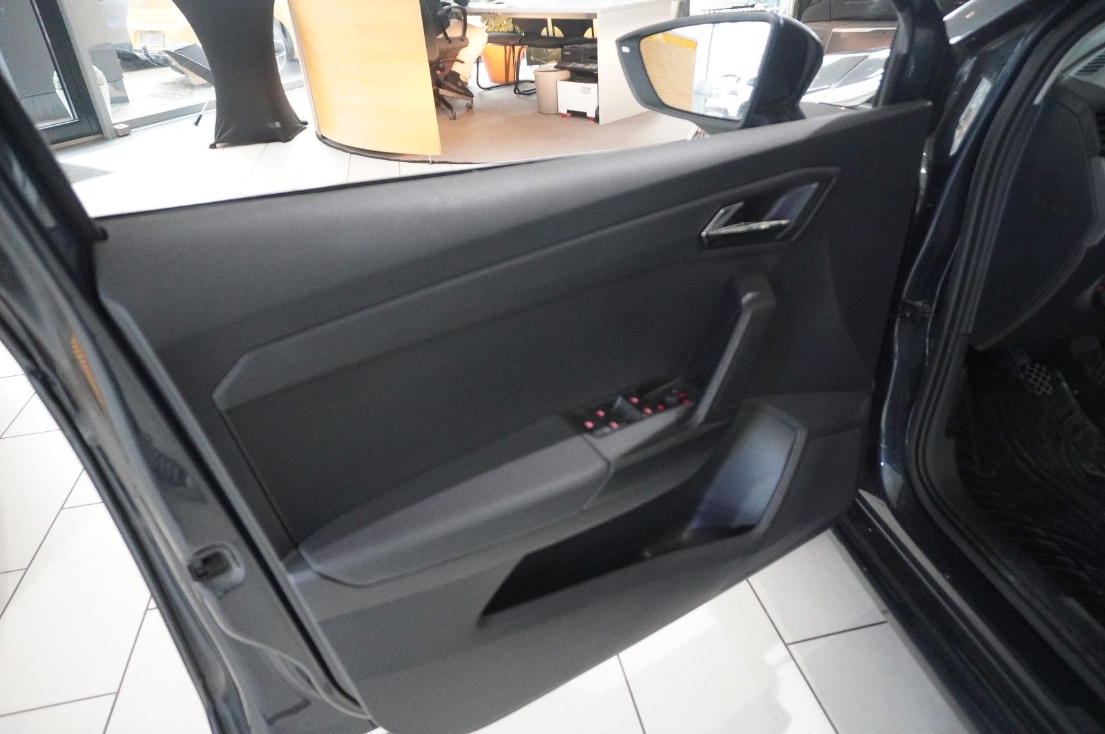 Fahrzeugabbildung SEAT Ibiza 1.0 MPI STYLE 5-TÜR NAVI/PDC/TEMP./NEBEL