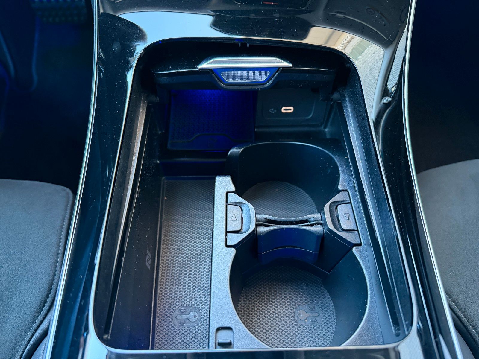 Fahrzeugabbildung Mercedes-Benz C 300 AMG Night+R-Kamera+LED+Ambiente+TOTW+18"