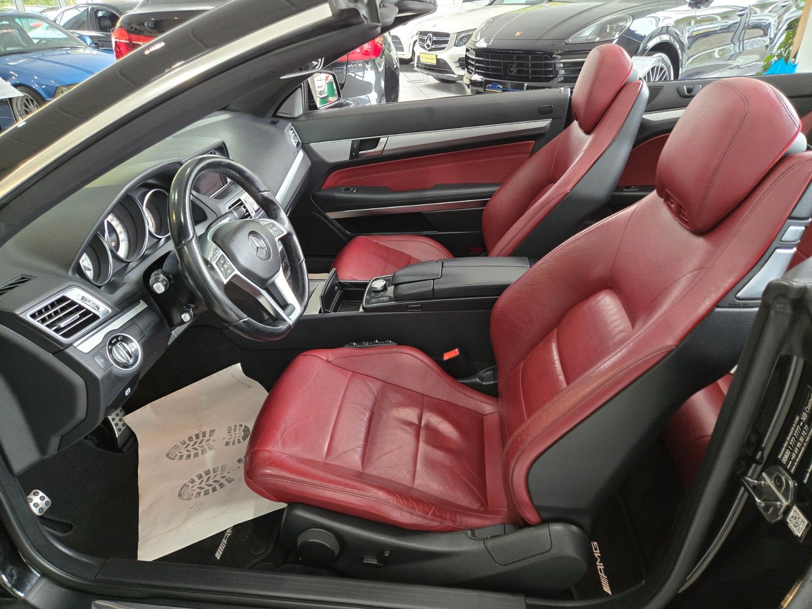 Fahrzeugabbildung Mercedes-Benz E 220 BlueEfficiency* AMG LINE * SCHWARZ / ROT *