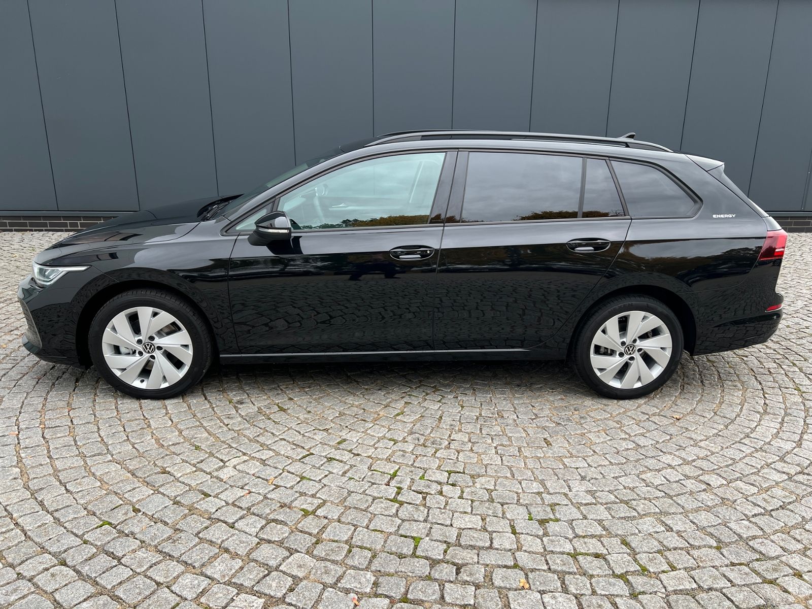 Fahrzeugabbildung Volkswagen Golf VIII Variant Life 2.0 TDI DSG *AHK, LED, AC