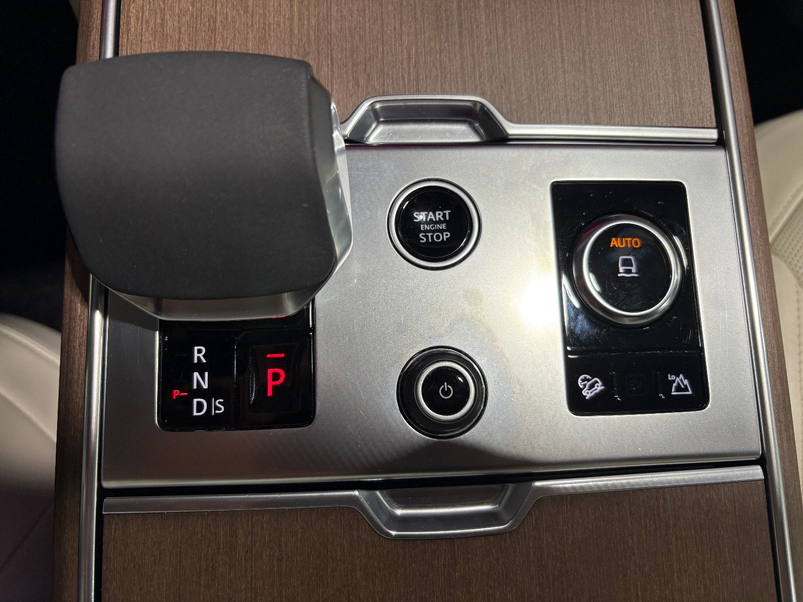 Fahrzeugabbildung Land Rover Range Rover HSE/FOND-TV/MASSAGE/PANO/360°/VOLL