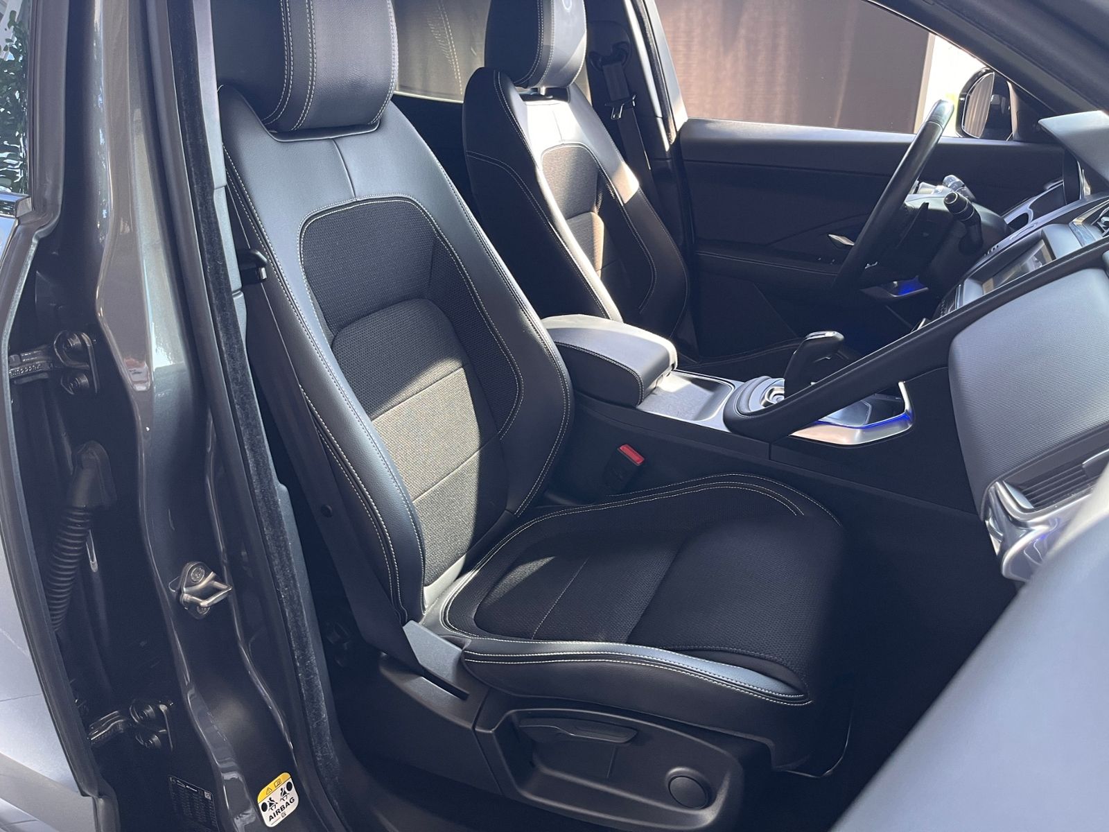 Fahrzeugabbildung Jaguar E-PACE P200 R-Dynamic AWD AHK BLACK PACK ACC