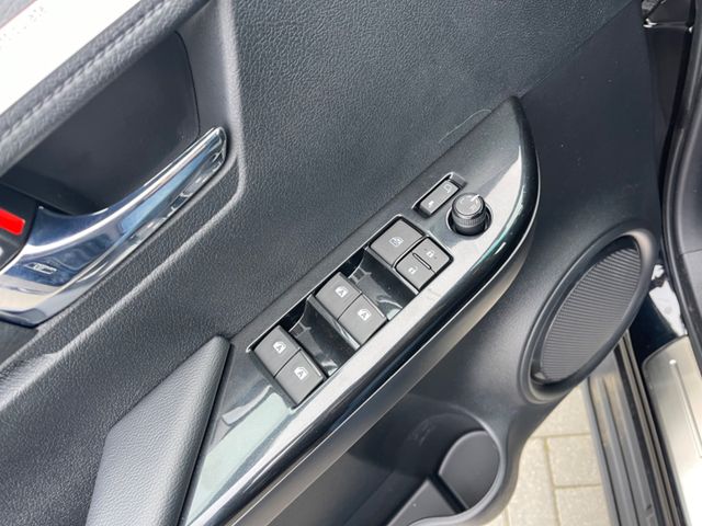 Toyota Hilux Invincible 4×4 JBL Schwarz Automatik