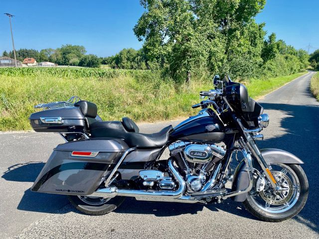 Harley-Davidson Street, E Glide Ultra Classic CVO 110, FLHTKSE