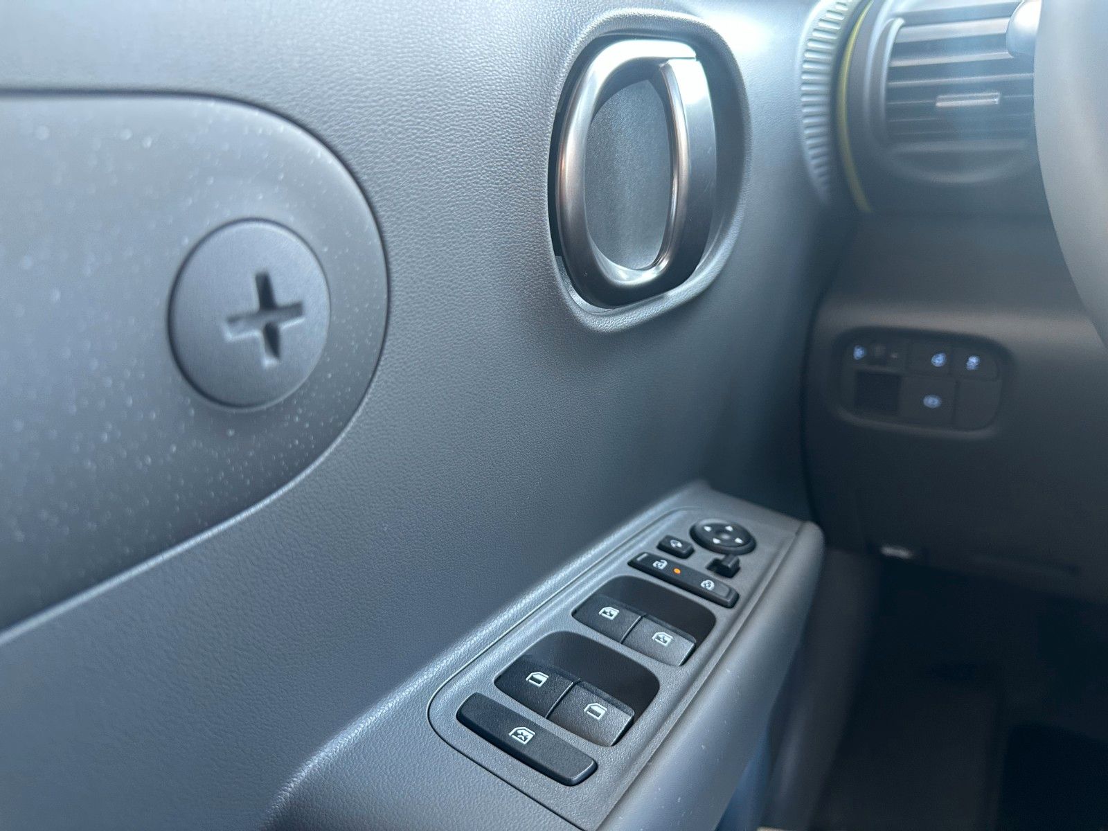 Fahrzeugabbildung Hyundai INSTER Cross 49kWh  Navi/SHZ/Effizienz-Paket!