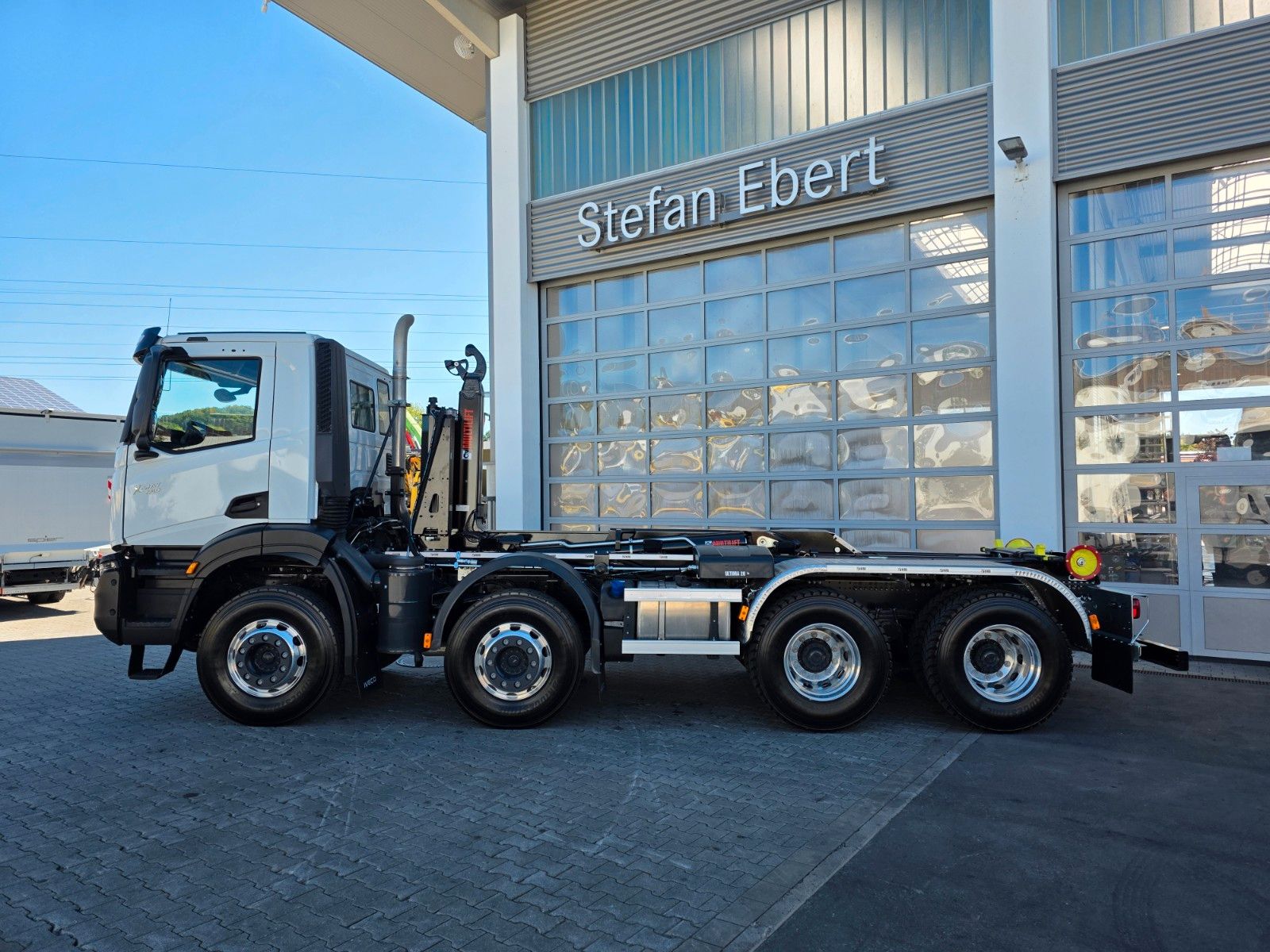 Fahrzeugabbildung Iveco X-Way AD320X46BZ OFF 8x4 Hiab ULT26S53-W-ITF Alu