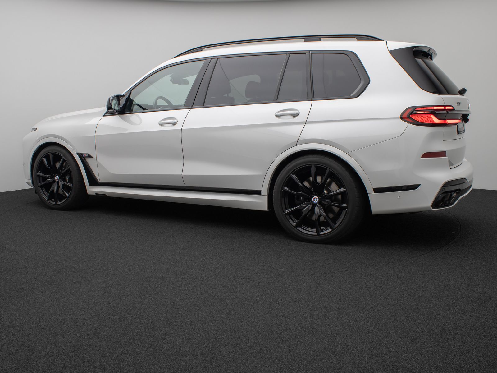 Fahrzeugabbildung BMW X7 M60i xD B&W Panorama HUD 360° Individual 22"