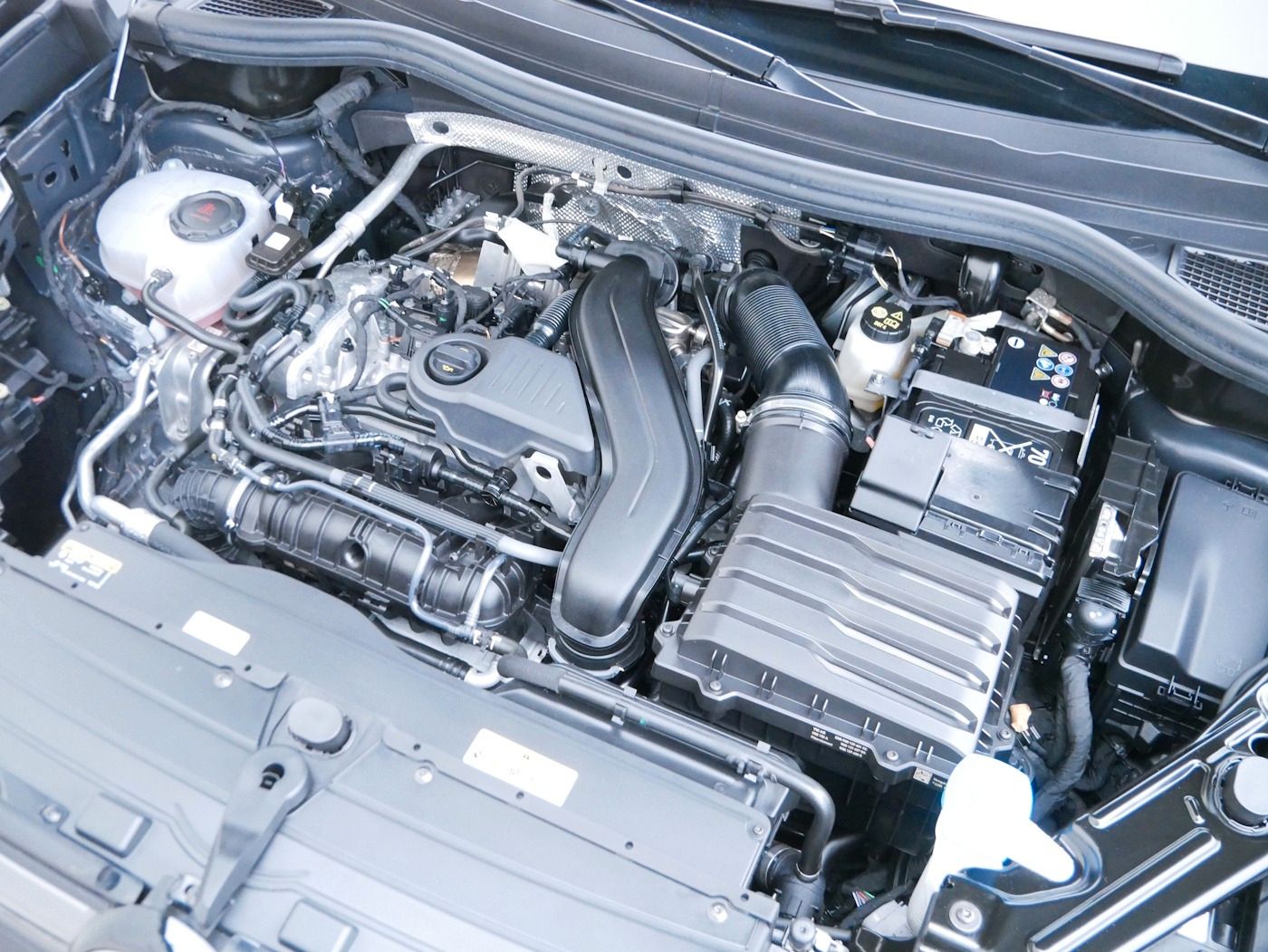 Fahrzeugabbildung Volkswagen Tiguan 1.5 eTSI Life NEU52T Matrix AHK Kamera AC