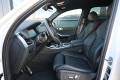 Fahrzeugabbildung BMW X5 xDrive 30d M-Sport*LED*CAM*AHK*21"*ShadowLine