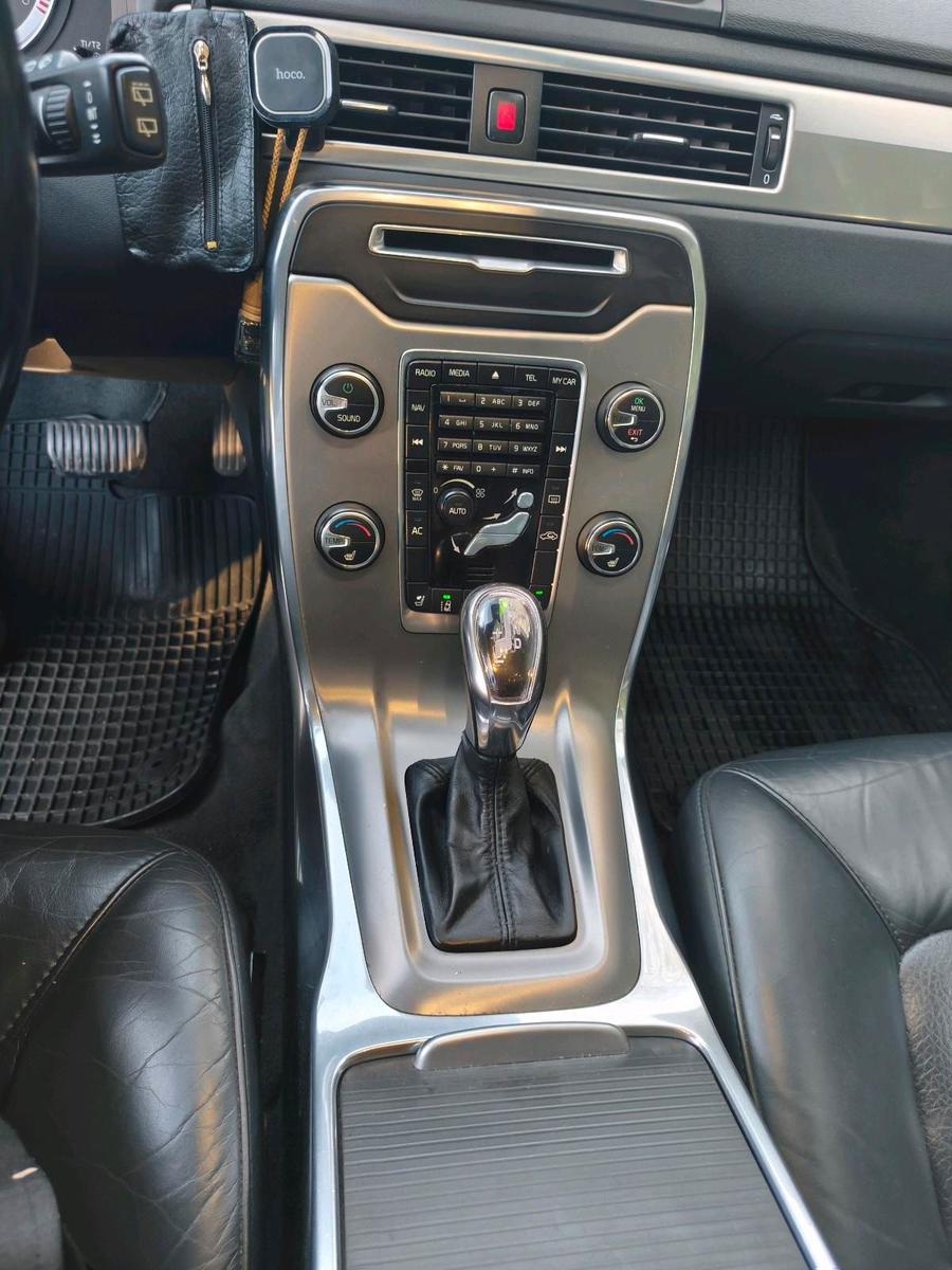 Volvo V70 2012 — photo 9