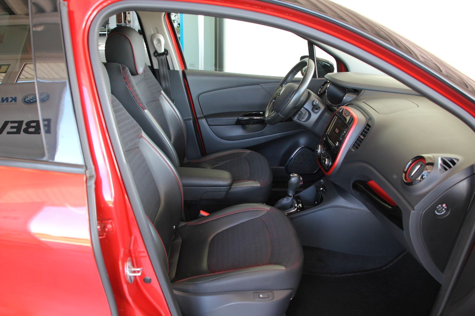 Fahrzeugabbildung Renault Captur Helly Hansen