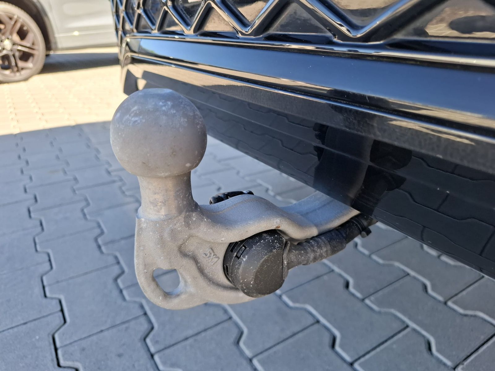 Fahrzeugabbildung Volkswagen Tiguan 2.0 TDI 4M R-Line BLACK*PAN*HK*AHK*MATRIX