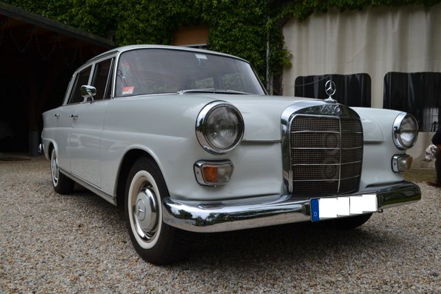 Mercedes-Benz 200 W110 Heckflosse Servo Schiebed Super Zustand