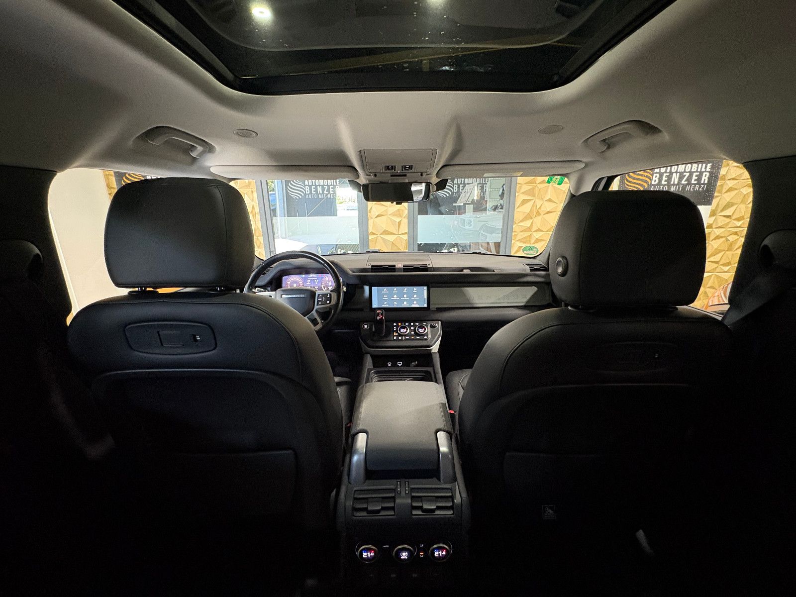 Fahrzeugabbildung Land Rover Defender 110 SE/MEMORY/PANO/360°/APPLE/SHZ/NAVI/