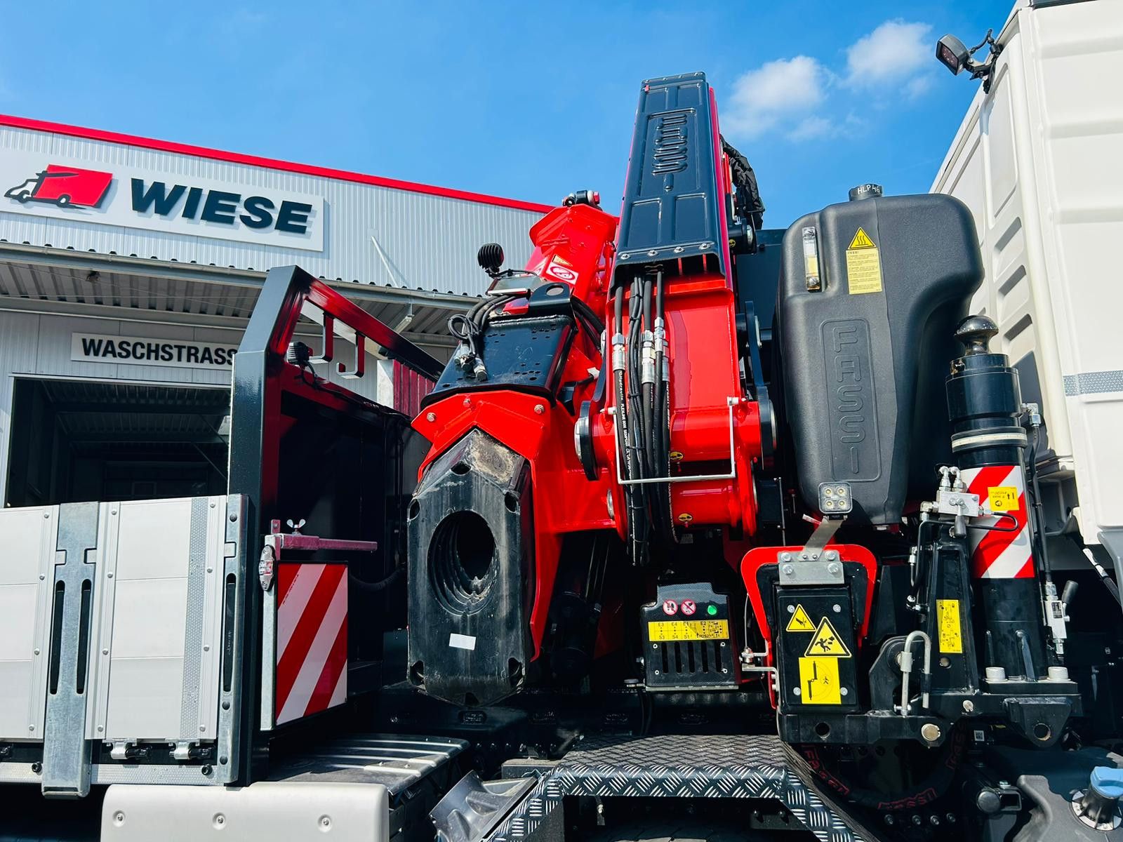 Fahrzeugabbildung MAN TGS 41.520 8x8 mit Fassi Ladekran F710RA.2.26