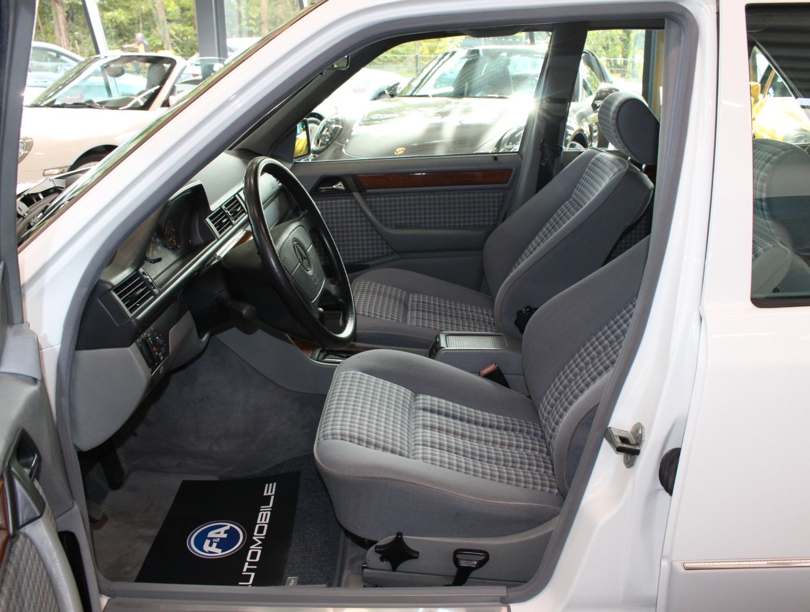 Fahrzeugabbildung Mercedes-Benz E 220 2.Hand+Klima+126Tkm+Top Zustand