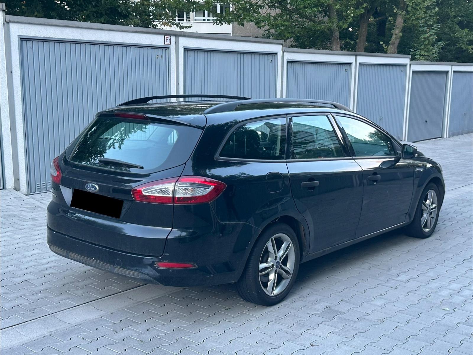 Ford Mondeo 2011 — rear view