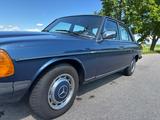 Mercedes-Benz 200 - blaue Mercedes-Benz 200