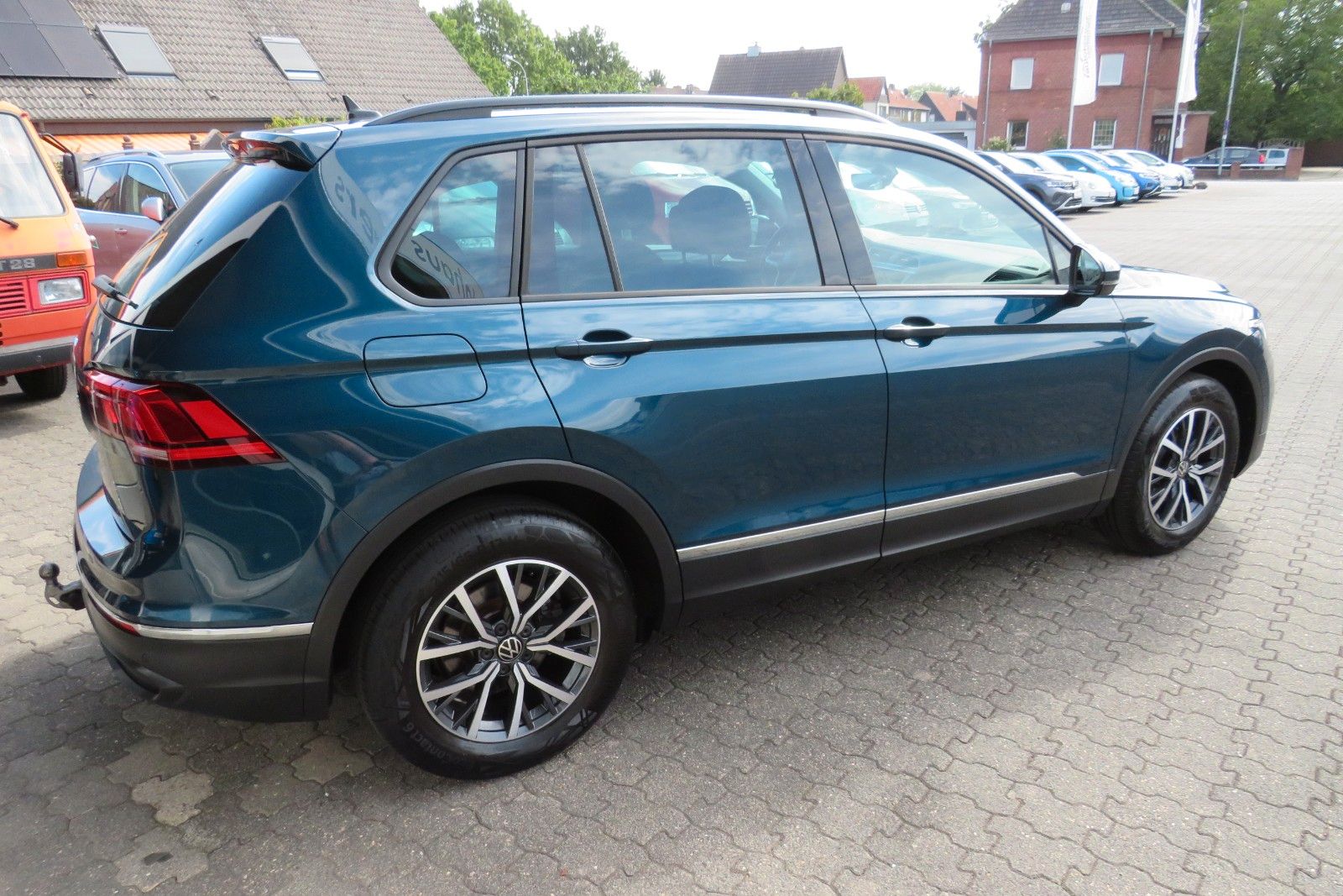 Fahrzeugabbildung Volkswagen Tiguan Life DSG AHK KAMERA ACC PDC SITZH. NAVI 1
