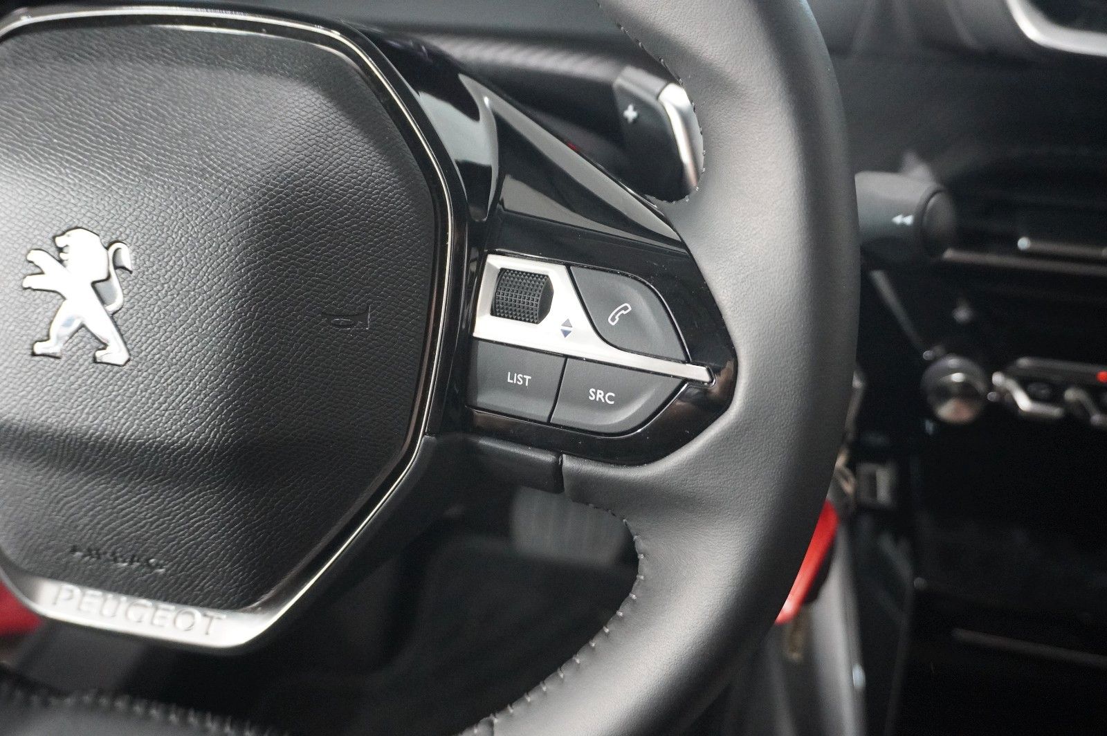 Fahrzeugabbildung Peugeot 2008 1.2T ALLURE AT NAVI/LED/KAMERA/SHZ/VIRT.