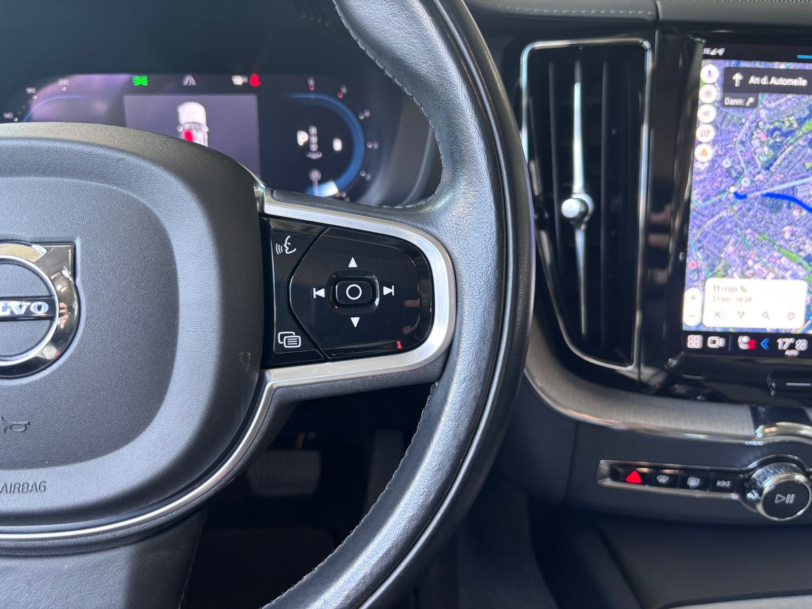 Fahrzeugabbildung Volvo XC60 Inscription AWD AHK H/K ACC MEMORY 20"